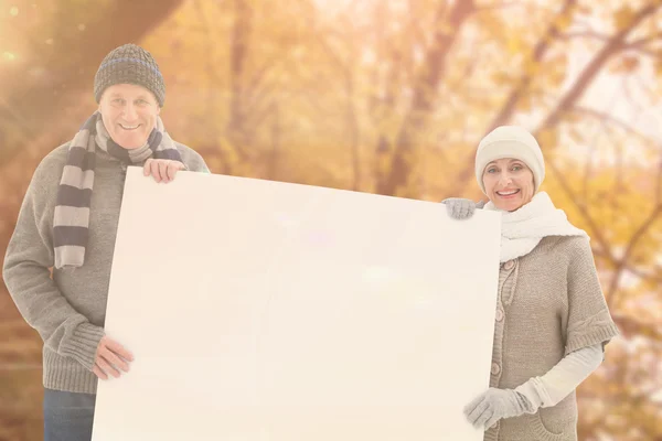 Winterpaar zeigt Plakat — Stockfoto