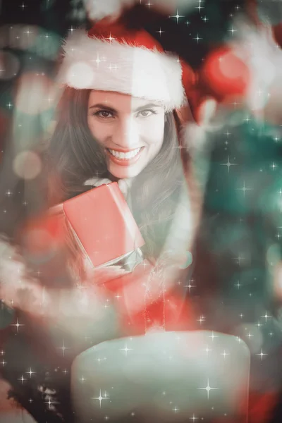 Prezent świąteczny brunetka naciskając na Boże Narodzenie — Zdjęcie stockowe