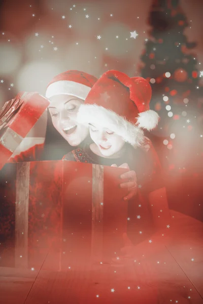 Mère et fille festives ouvrant un Noël — Photo