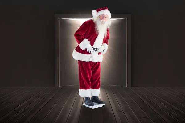 Santa ist überrascht über sein Gewicht — Stockfoto