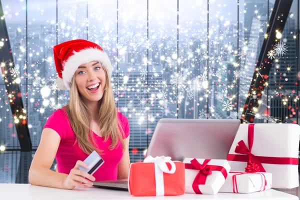 Feestelijke blonde online winkelen met laptop — Stockfoto