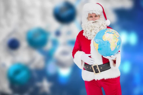 Glücklicher Weihnachtsmann, der eine Weltkugel hält — Stockfoto