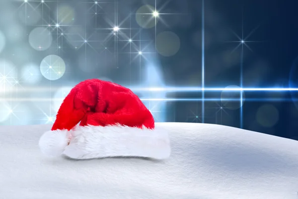 Cappello di Babbo Natale sulla neve — Foto Stock