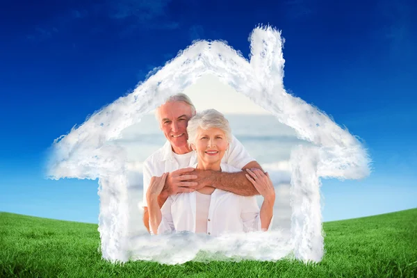 Man hugging his wife on the beach — Stock Photo, Image