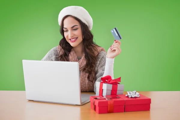 Zusammengesetzte Bild der festlichen Brünette Online-Shopping — Stockfoto