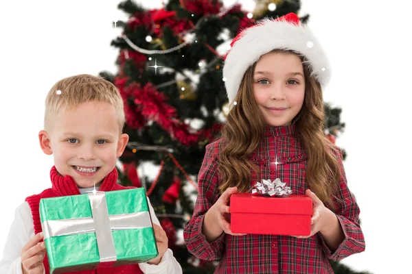 Feestelijke kleine broers en zussen glimlachen — Stockfoto