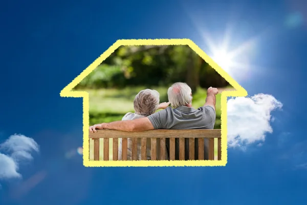 Couple sitting on the bench — Stock Photo, Image