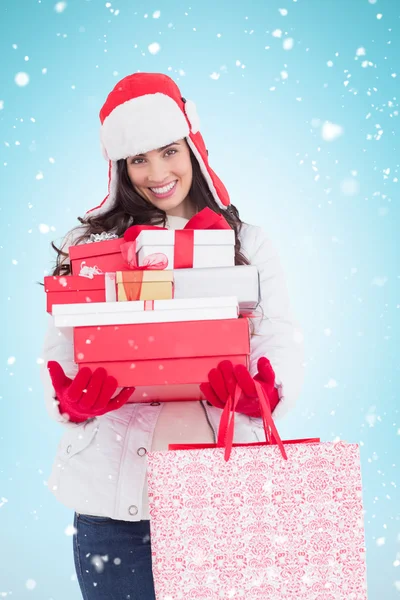Morena en ropa de invierno sosteniendo muchos regalos —  Fotos de Stock