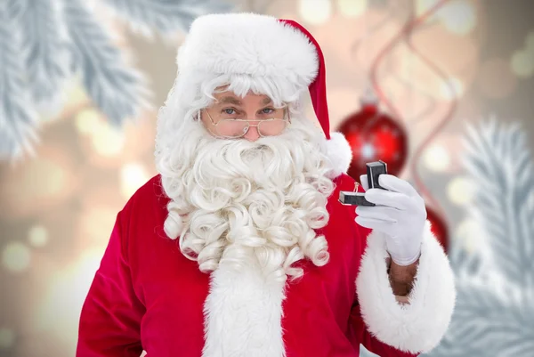 Fröhlicher Weihnachtsmann mit einer Schmuckschatulle — Stockfoto