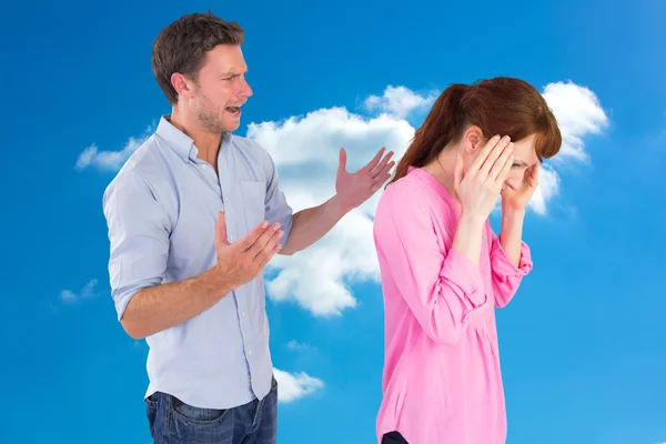 Hombre dando a la mujer un dolor de cabeza —  Fotos de Stock