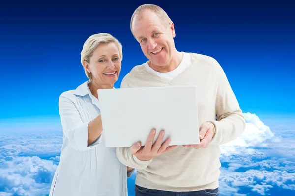 Gelukkige volwassen paar met behulp van laptop — Stockfoto