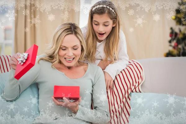 Mutter öffnet Weihnachtsgeschenk mit Tochter — Stockfoto