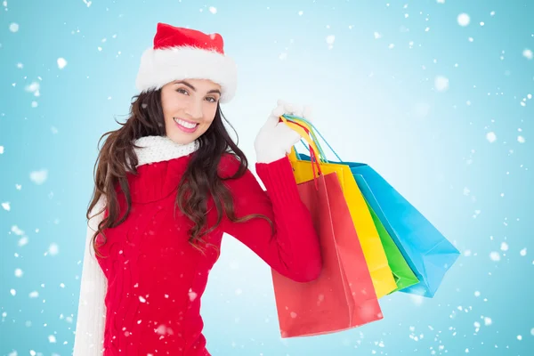 Feestelijke brunette bedrijf shopping tassen — Stockfoto