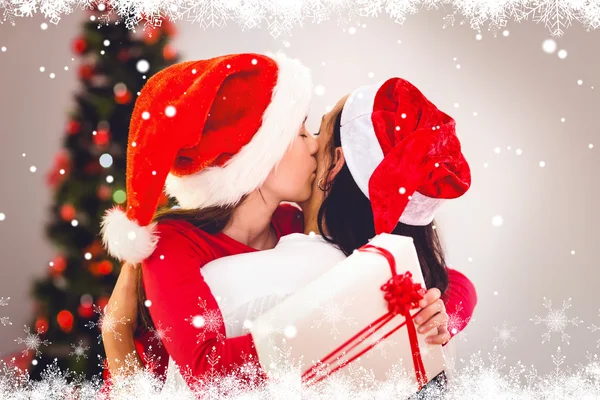 Madre e figlia che si abbracciano a Natale — Foto Stock