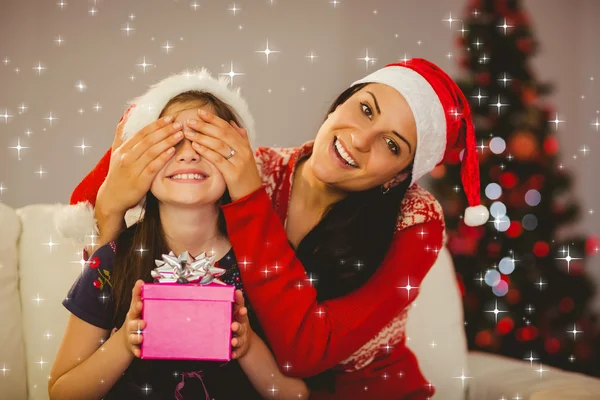 Moeder haar dochter met Kerstmis verrassend — Stockfoto