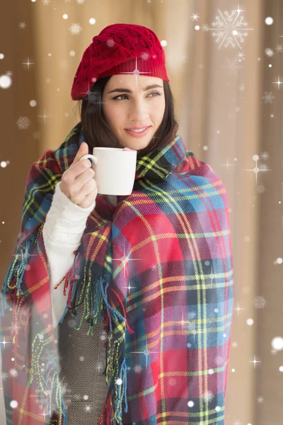 Brünette mit Deckel hält Tasse und denkt nach — Stockfoto