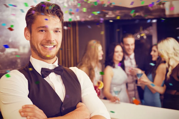 Bonito barman sorrindo para a câmera — Fotografia de Stock