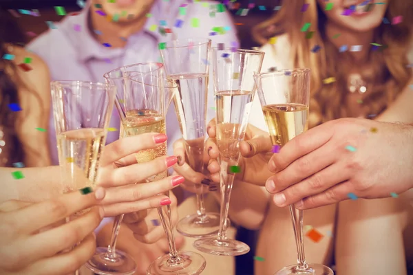 Amigos elegantes tomando una copa juntos — Foto de Stock