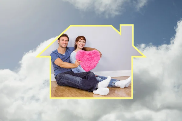Couple holding a large heart — Stock Photo, Image