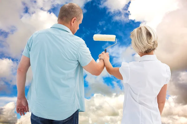 Pareja feliz pintura pared blanca — Foto de Stock