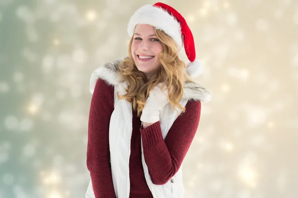 在圣诞老人的帽子微笑的金发女郎 — 图库照片
