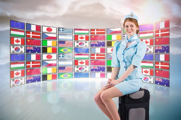 Hübsche Stewardess lächelt — Stockfoto