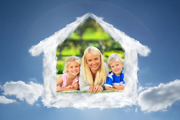 Moeder met haar kinderen liggen — Stockfoto