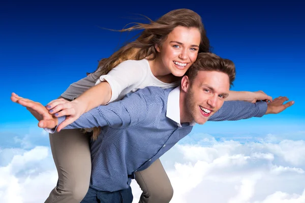 Sonriente joven llevando mujer — Foto de Stock