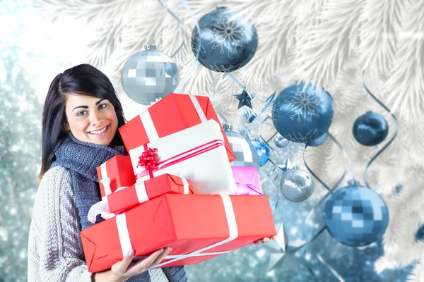 Brünette hält Stapel von Geschenken in der Hand — Stockfoto