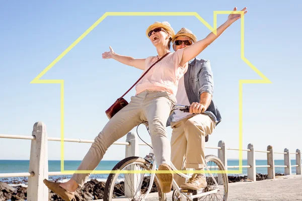 Feliz pareja casual yendo a dar un paseo en bicicleta —  Fotos de Stock