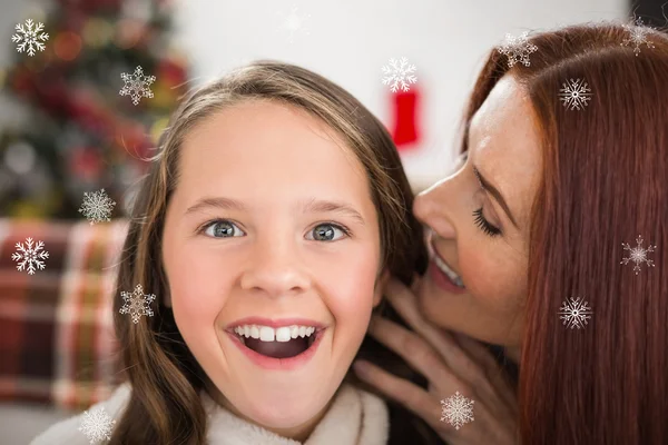 Madre dicendo figlia Natale segreto — Foto Stock