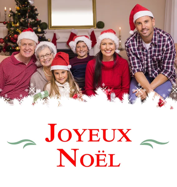 Famiglia multigenerazione con cappelli da Babbo Natale — Foto Stock