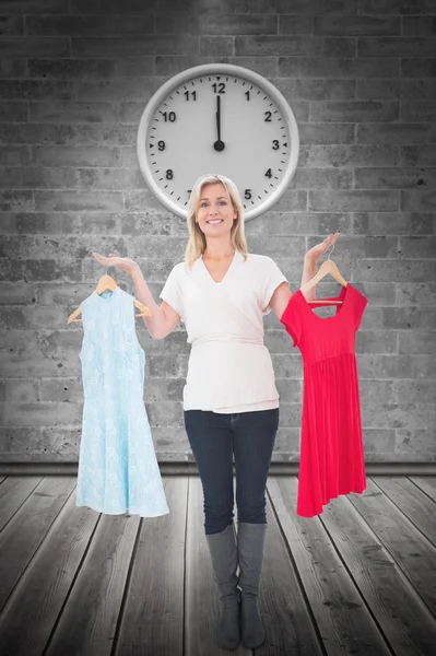 Samengestelde afbeelding van vrij winkelen blonde kiezen een jurk — Stockfoto