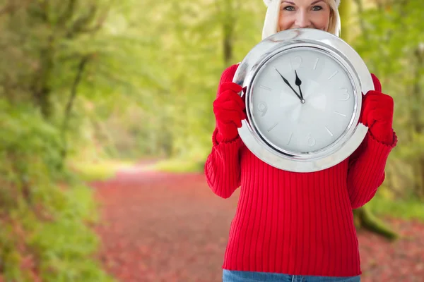 Fröhliche festliche Blondine mit Uhr — Stockfoto