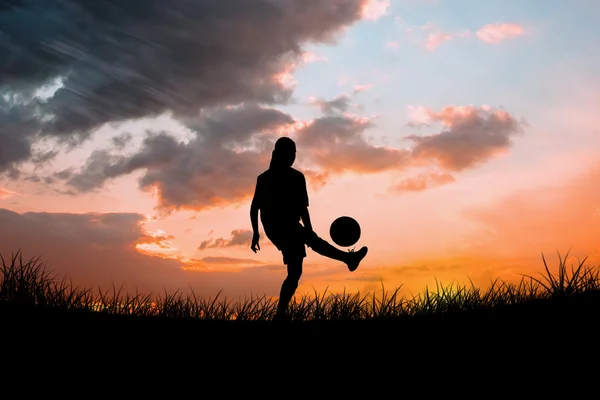 Voetbalspeler schoppen bal — Stockfoto