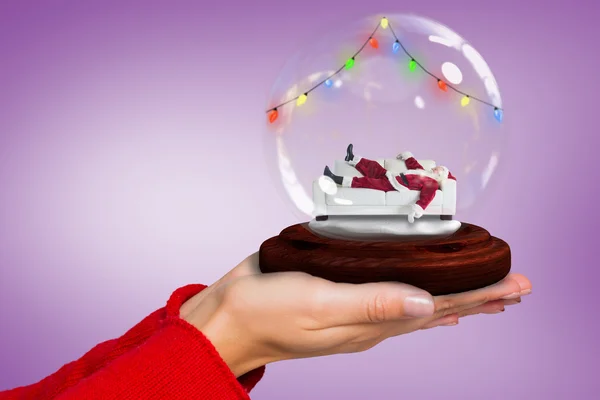 Hand met santa sneeuw globe — Stockfoto