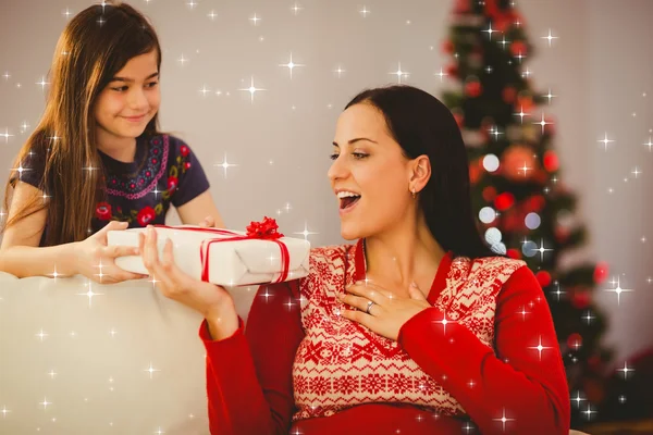 Fille donnant à sa mère un cadeau de Noël — Photo