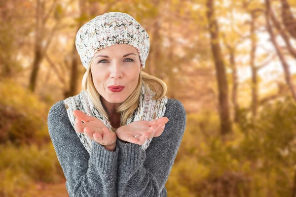 Frohe Winterblondine — Stockfoto