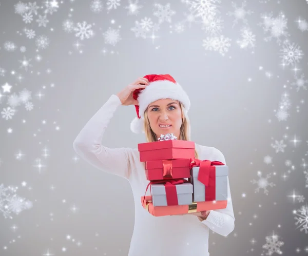 Blondine im Weihnachtsmannhut mit Geschenken — Stockfoto