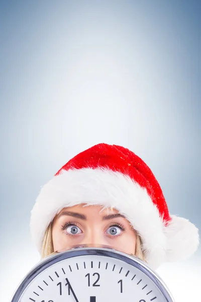 Festliche Blondine zeigt Uhr — Stockfoto