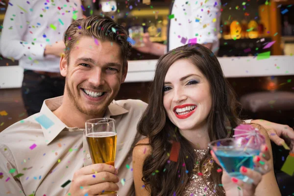 Lyckliga par att ha en drink tillsammans — Stockfoto