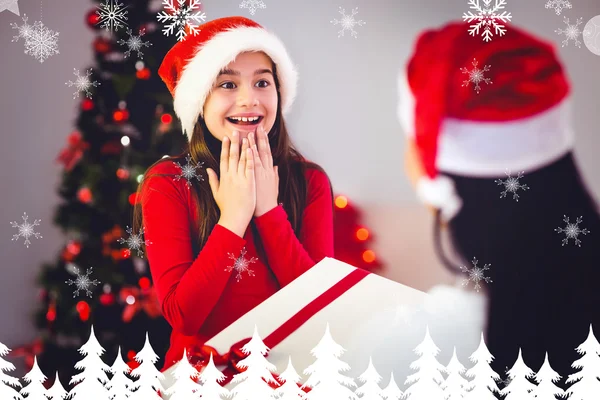 Mutter macht ihrer Tochter ein Weihnachtsgeschenk — Stockfoto