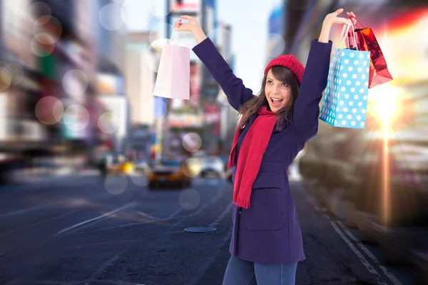 Morena sosteniendo bolsas de compras — Foto de Stock