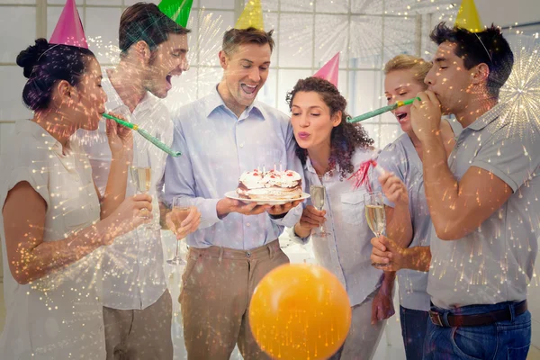 Equipe de empresários casuais comemorando um aniversário — Fotografia de Stock