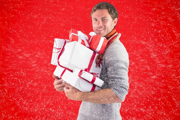 Hombre sosteniendo algunos regalos grandes — Foto de Stock