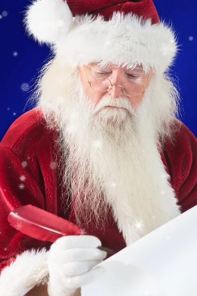 Santa schrijft iets met veer — Stockfoto