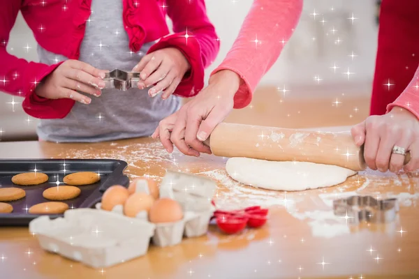 Madre e figlia festiva che fanno biscotti — Foto Stock