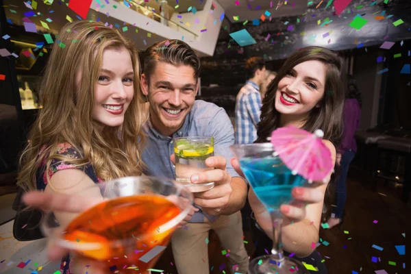 Amigos felizes tomando uma bebida juntos — Fotografia de Stock