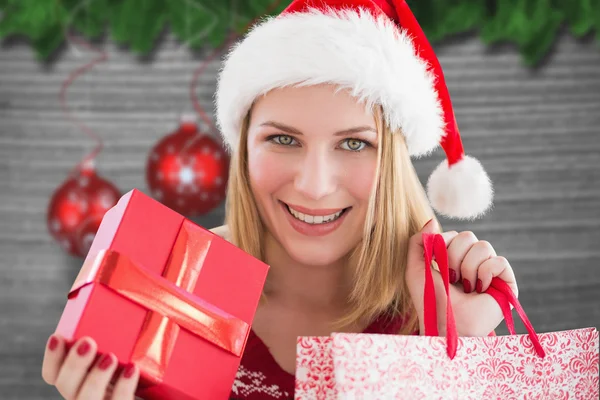 Mujer sonriendo con compras de Navidad — Foto de Stock