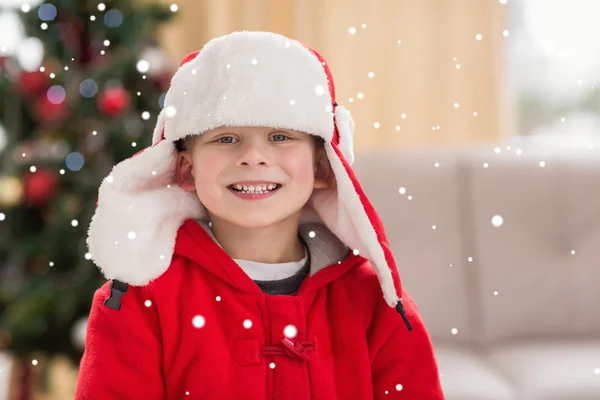 Festlicher kleiner Junge lächelt — Stockfoto